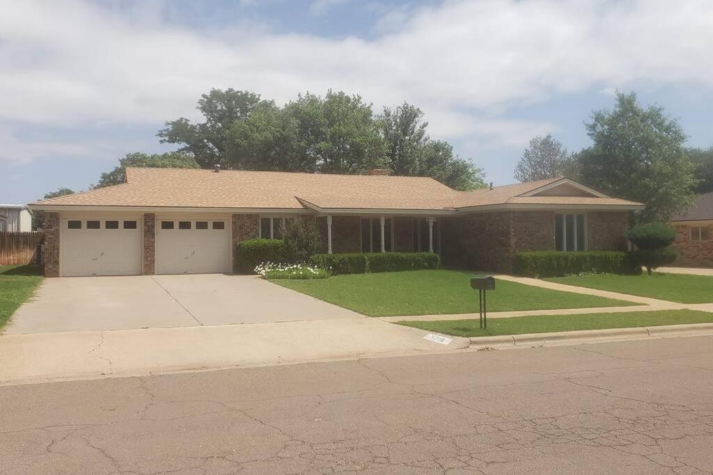 Hot Tub, Privacy, Sleeps 11 & Tons Of Space! Lubbock Bagian luar foto