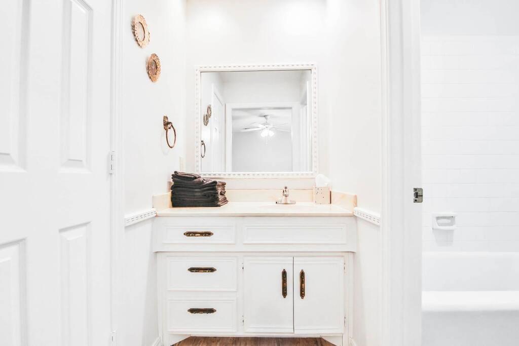 Hot Tub, Privacy, Sleeps 11 & Tons Of Space! Lubbock Bagian luar foto