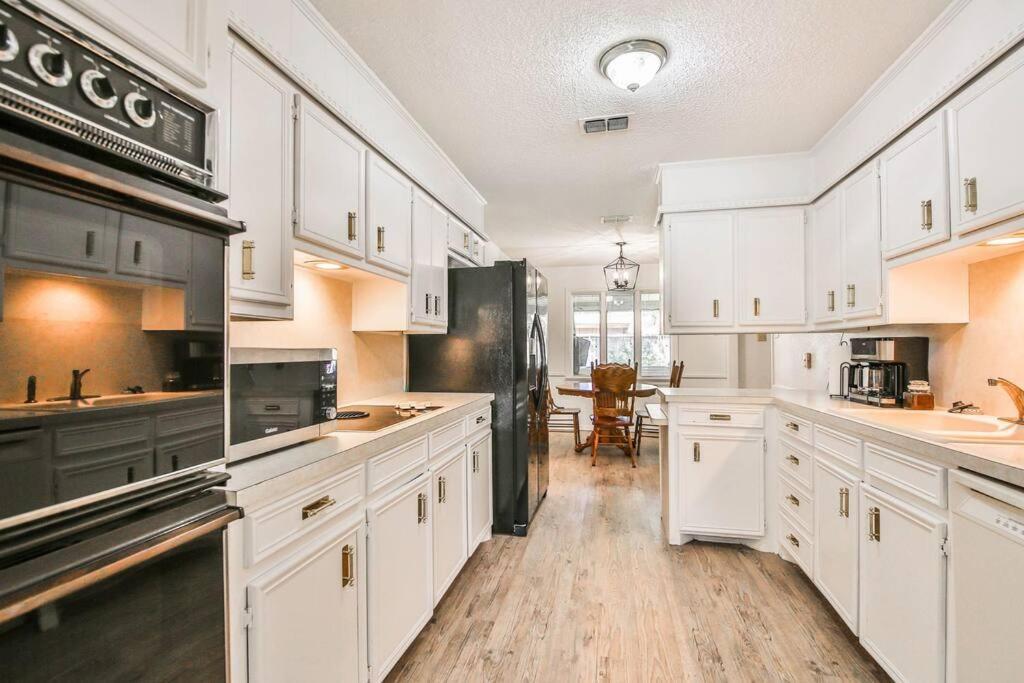 Hot Tub, Privacy, Sleeps 11 & Tons Of Space! Lubbock Bagian luar foto