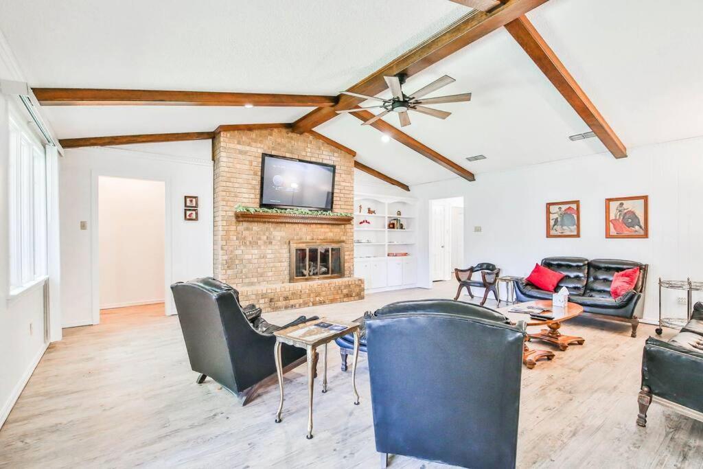 Hot Tub, Privacy, Sleeps 11 & Tons Of Space! Lubbock Bagian luar foto