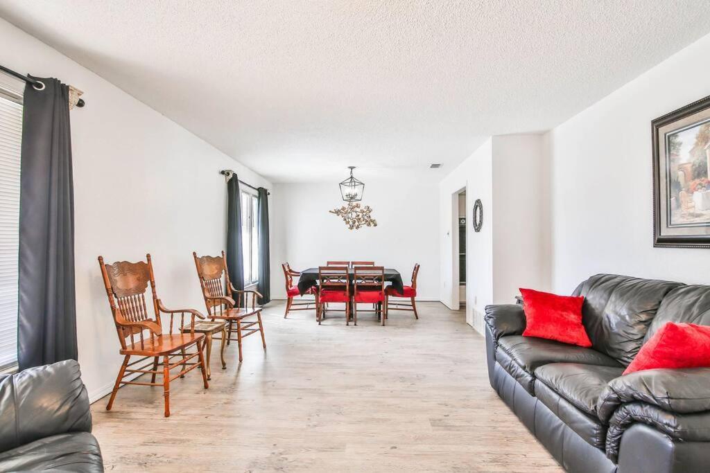 Hot Tub, Privacy, Sleeps 11 & Tons Of Space! Lubbock Bagian luar foto
