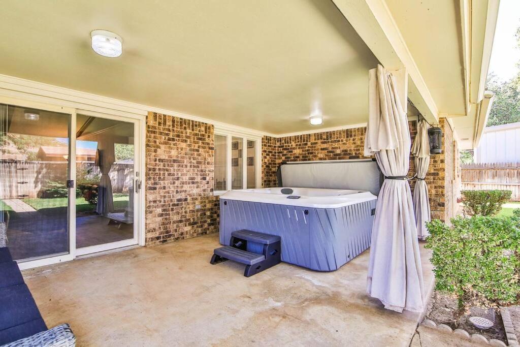 Hot Tub, Privacy, Sleeps 11 & Tons Of Space! Lubbock Bagian luar foto